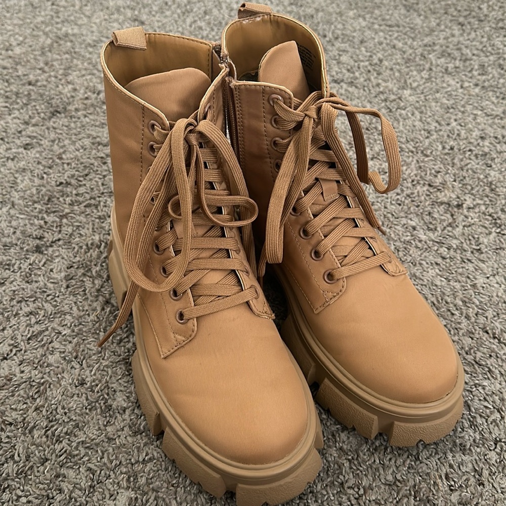 Steve Madden combat style boots 7.5